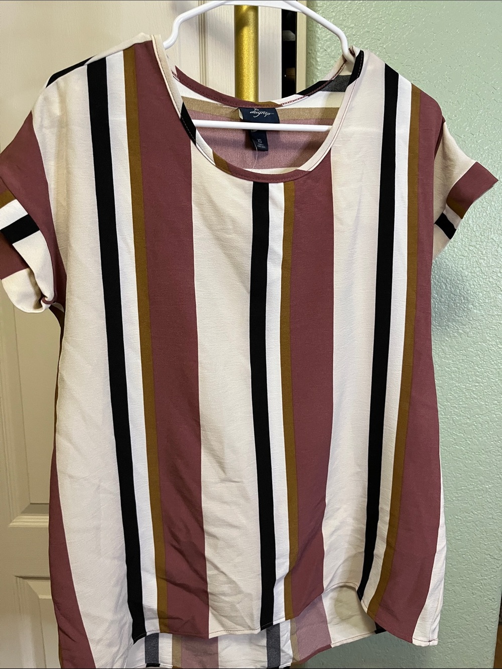 Daytrip (Buckle label)Mauve Cream Black & Olive Short Sleeve Top size XS women’s